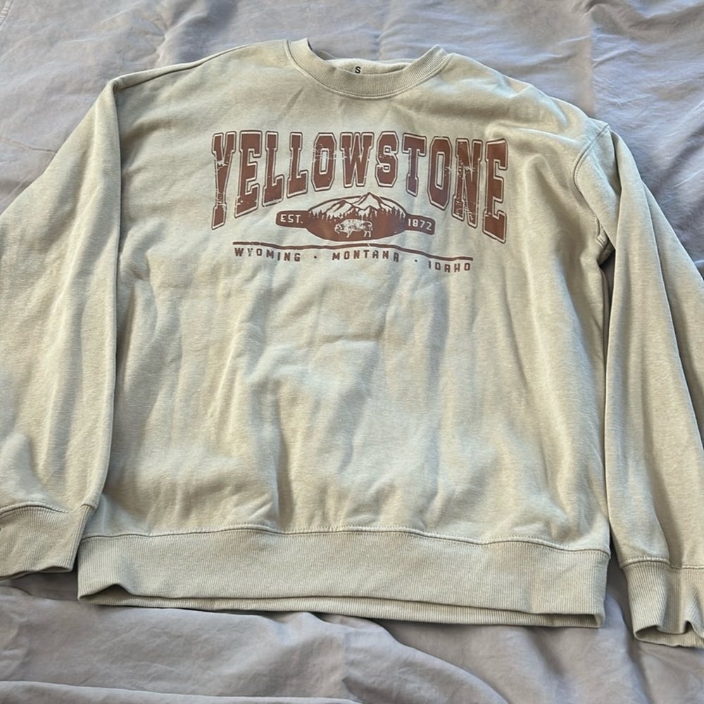 NWOT Yellowstone sweat shirt